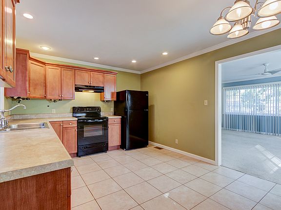 5th image of 300 Centeroak Dr