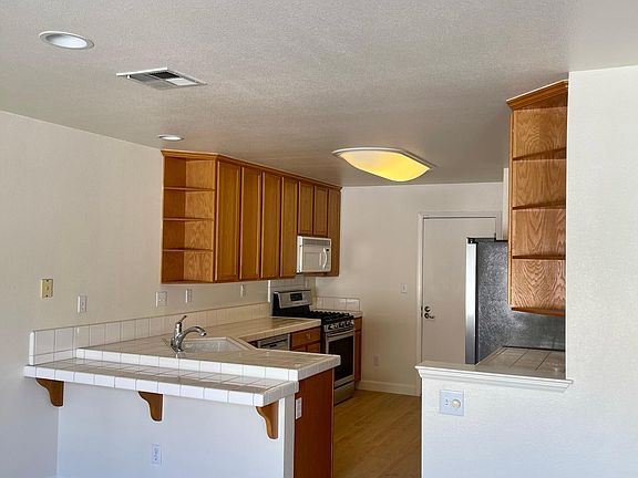 Kitchen and breakfast bar