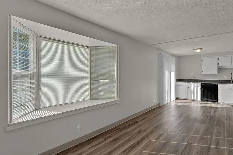 2 bed, 1.0 bath, 800 sqft, $1,275 — Photo 2