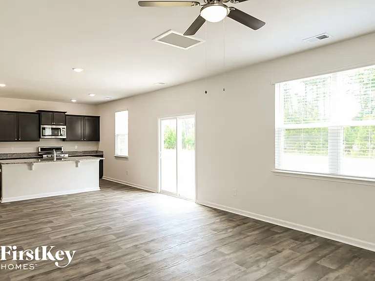 196 Greenwich Dr — Photo 2