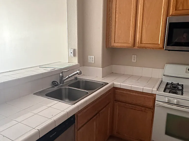 1420 Nevin Plz — Photo 2