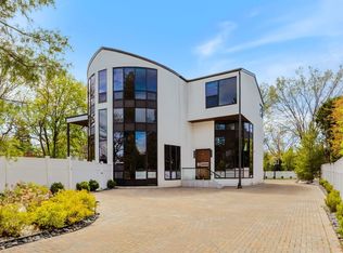 2110 Pfingsten Rd, Northbrook, IL 60062