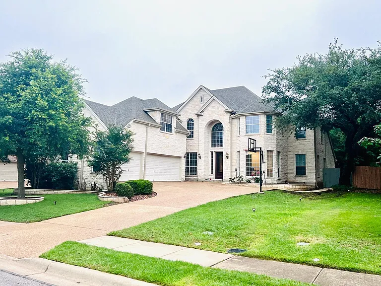10905 Roy Butler Dr — Photo 2