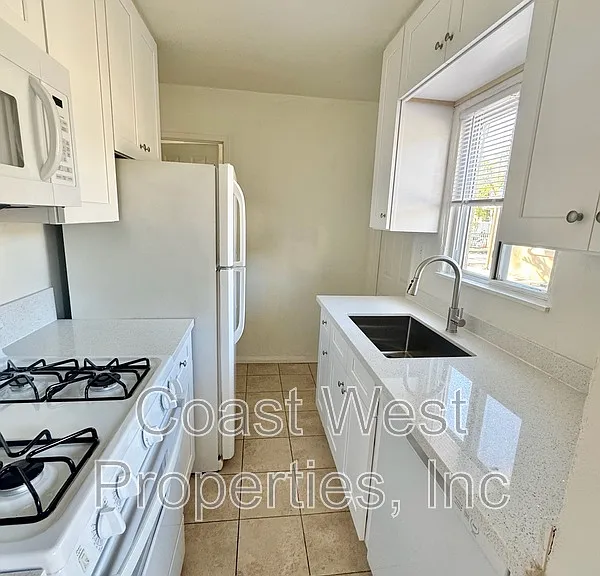 4252 Ingraham St — Photo 8