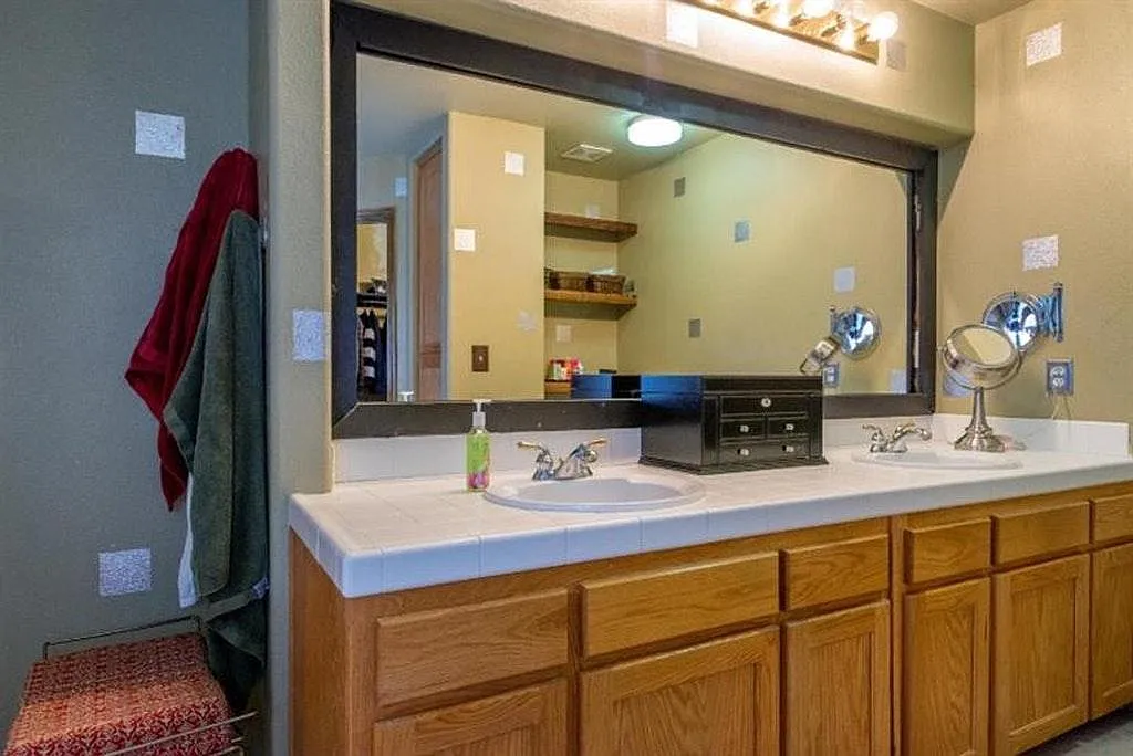 5 bed, 2378 sqft, $3,300 — Photo 4