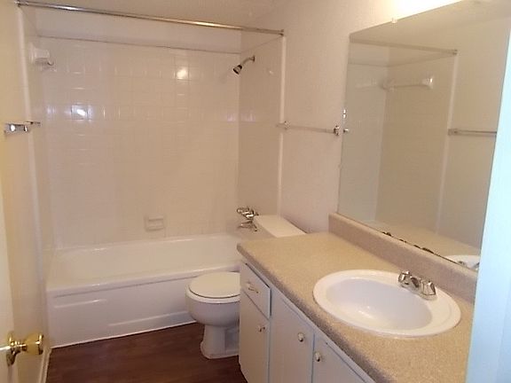 5th image of 5025 Amesbury Dr APT 211