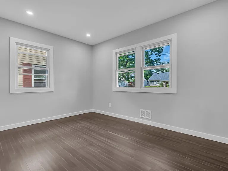 32 Northfield Ave — Photo 9