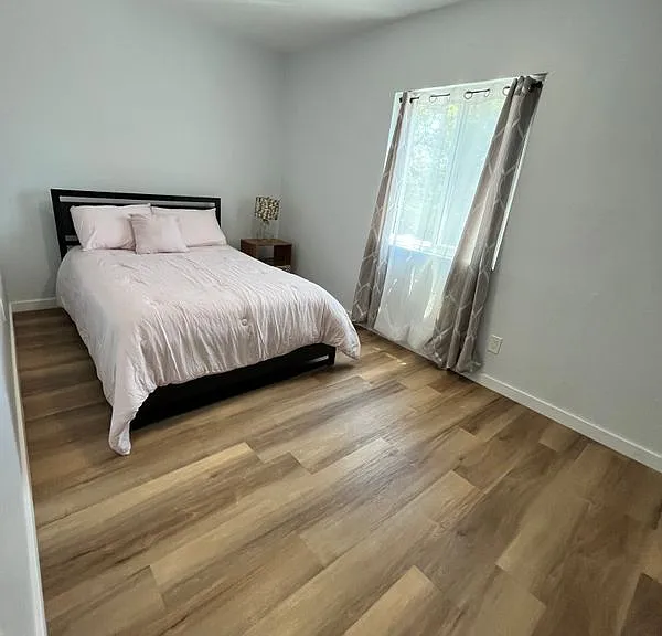 851 W 40th Pl — Photo 2