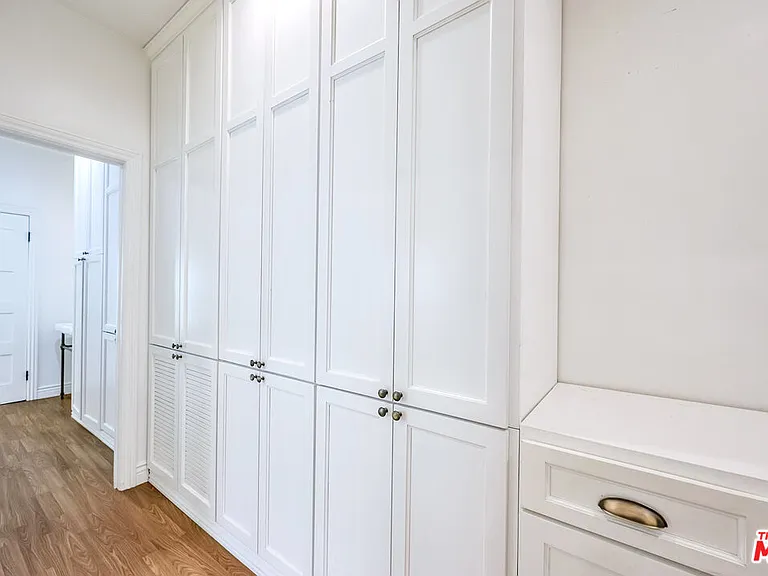 6110 De Longpre Ave #4 — Photo 8