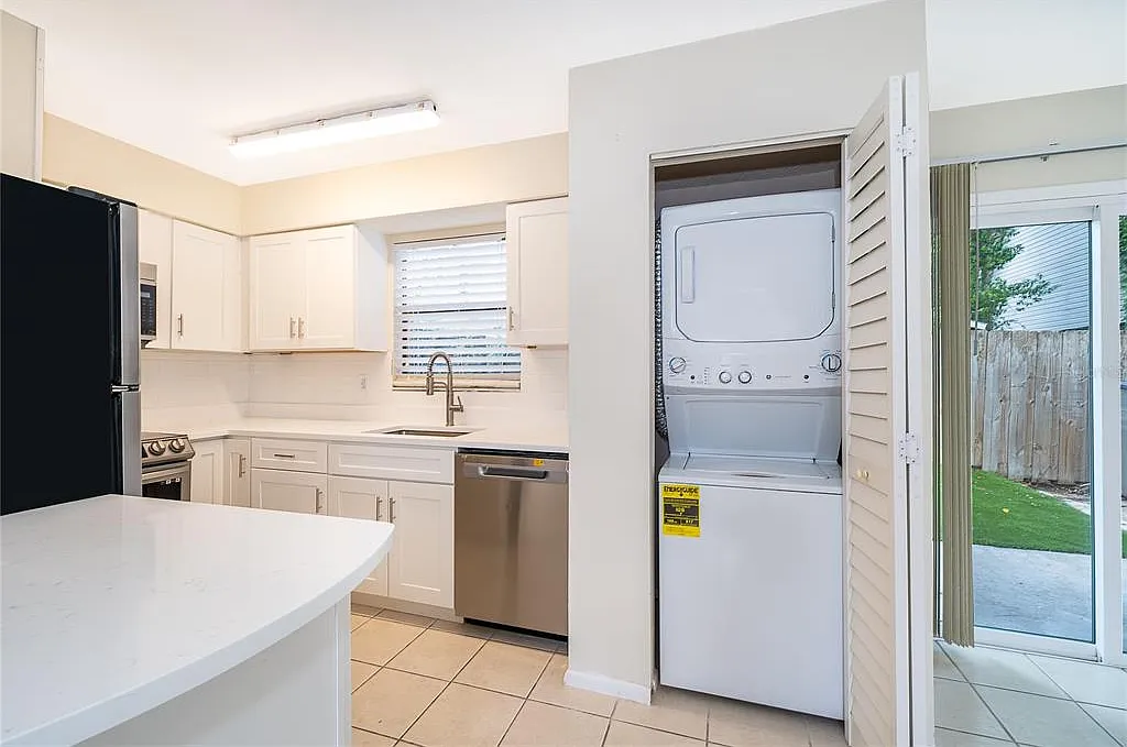 2 bed, 2.5 bath, 1000 sqft, $2,200 — Photo 3