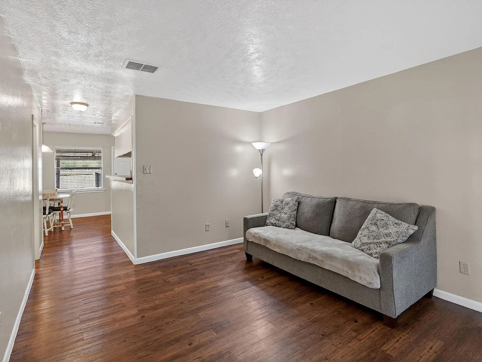 2 bed, 1.5 bath, 1088 sqft, $1,300 — Photo 4