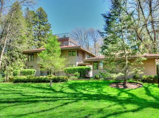606 E Juniper Ct, Mequon, WI 53092