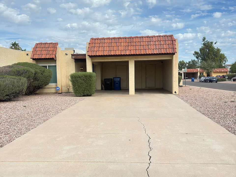 738 W Duke Dr