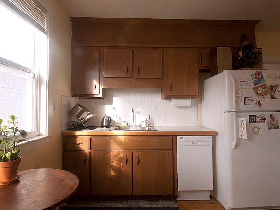 5th image of 142 Dudley Street # Third Floor