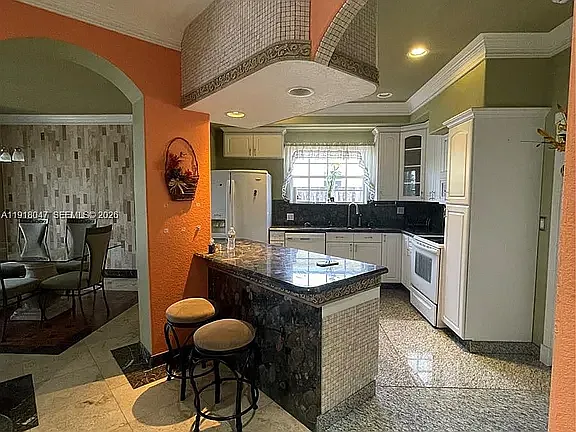 232 SW 7th Ave — Photo 3