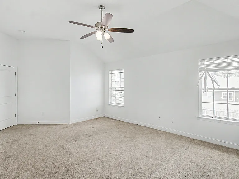 390 Fairview Cir — Photo 32