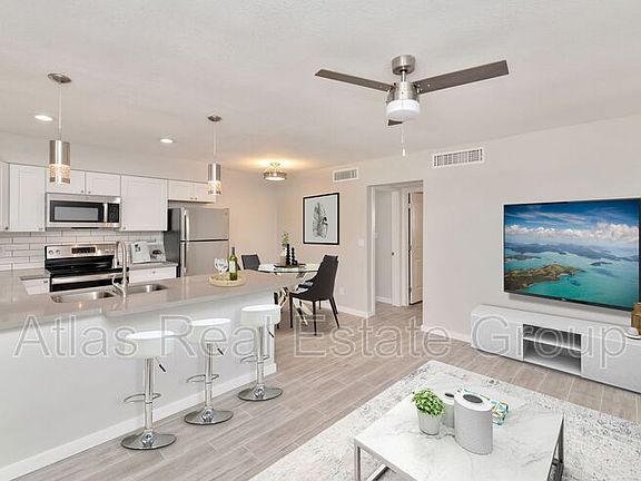4th image of 2122-2124 W Augusta Cir Unit 4