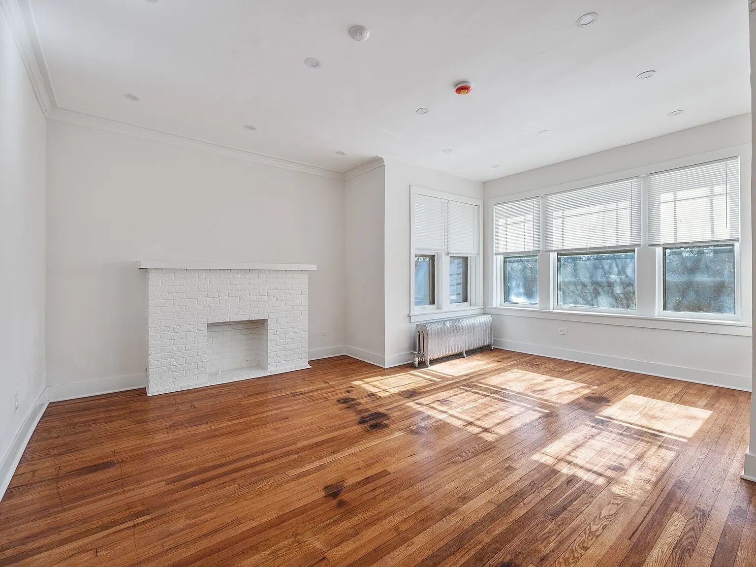 3 bed, 1100 sqft, $2,610 — Photo 2