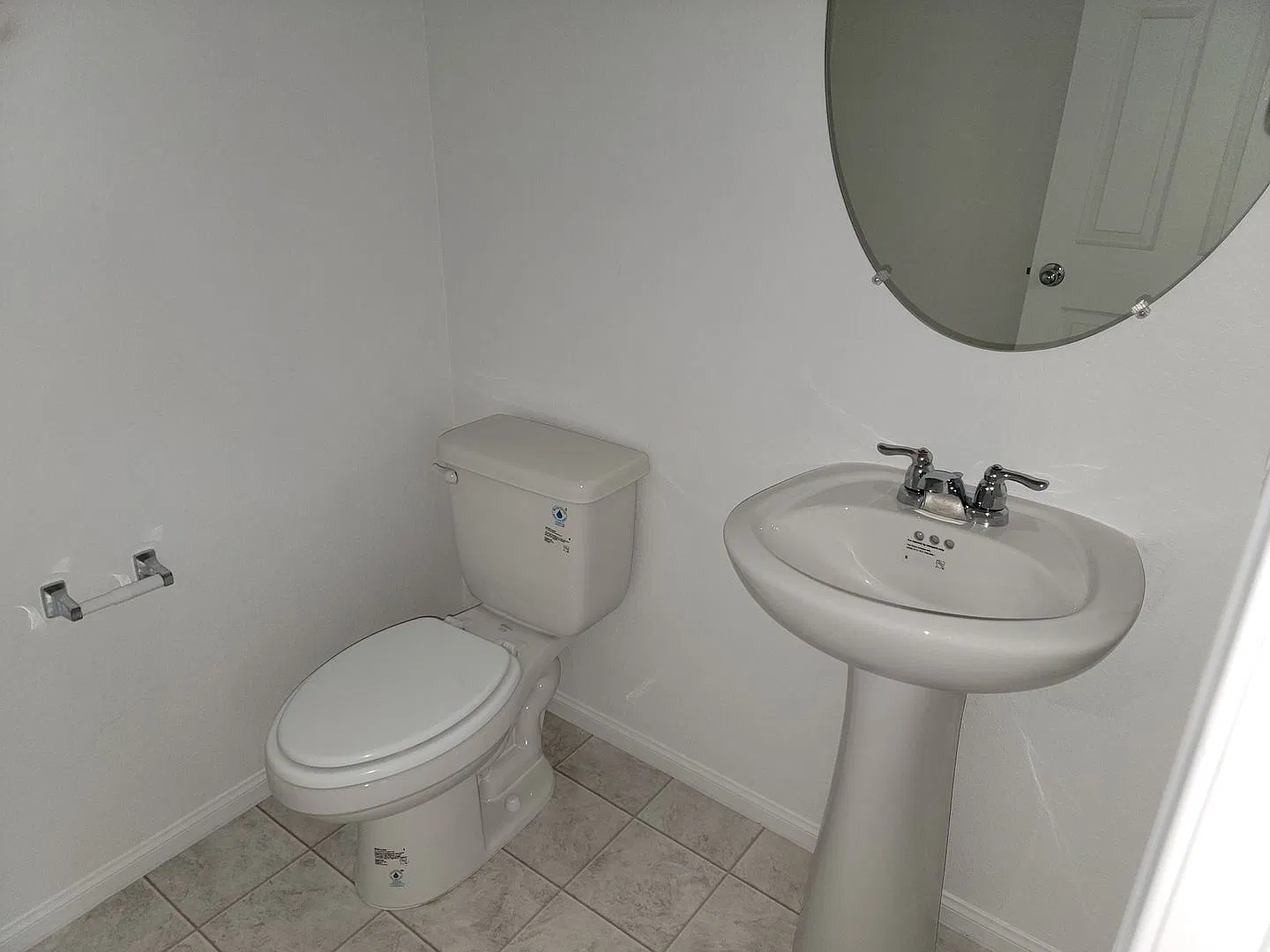 Amazing 4 Bedroom, 3 Bath Home. in Gated Community — Photo 3