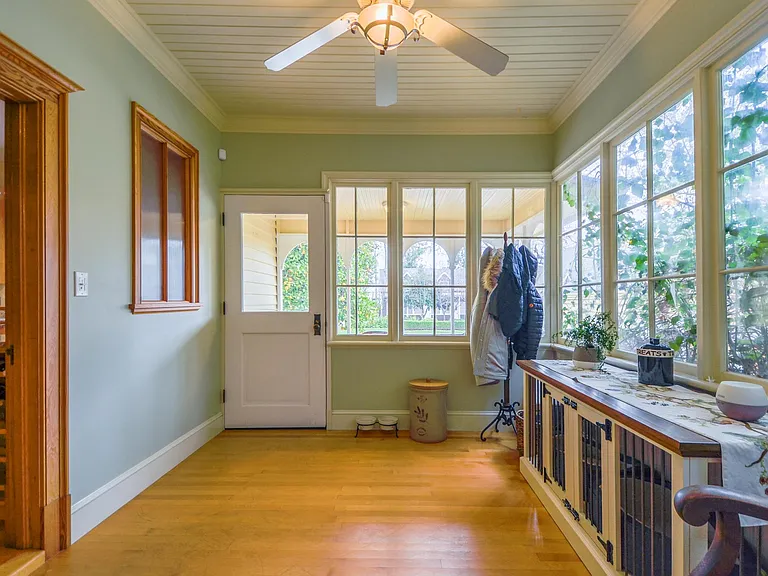 402 W Locust St — Photo 15