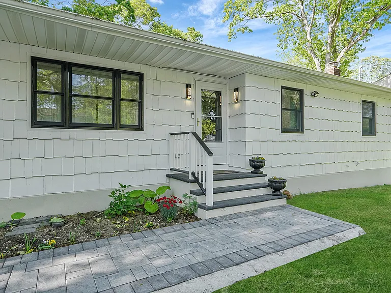 35 Moriches Ave — Photo 8