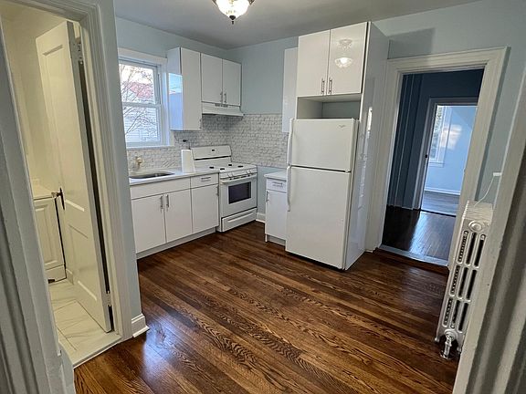 4th image of 30 Burtis Ave