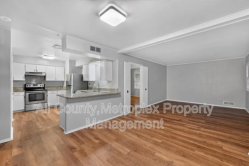 3 bed, 2.0 bath, 1700 sqft, $2,000 — Photo 2