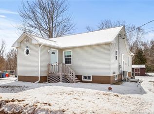 27 Bridge St, Minto, NB E4B 2W9