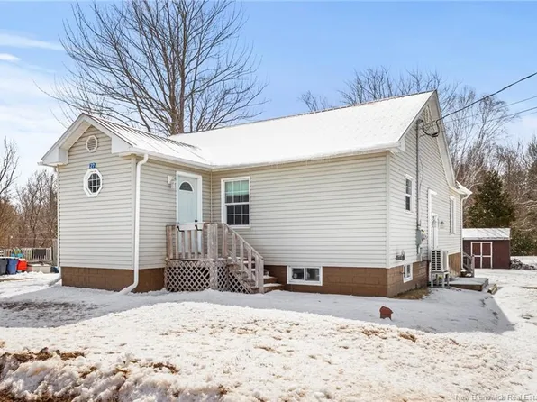 27 Bridge St, Minto, NB E4B 2W9