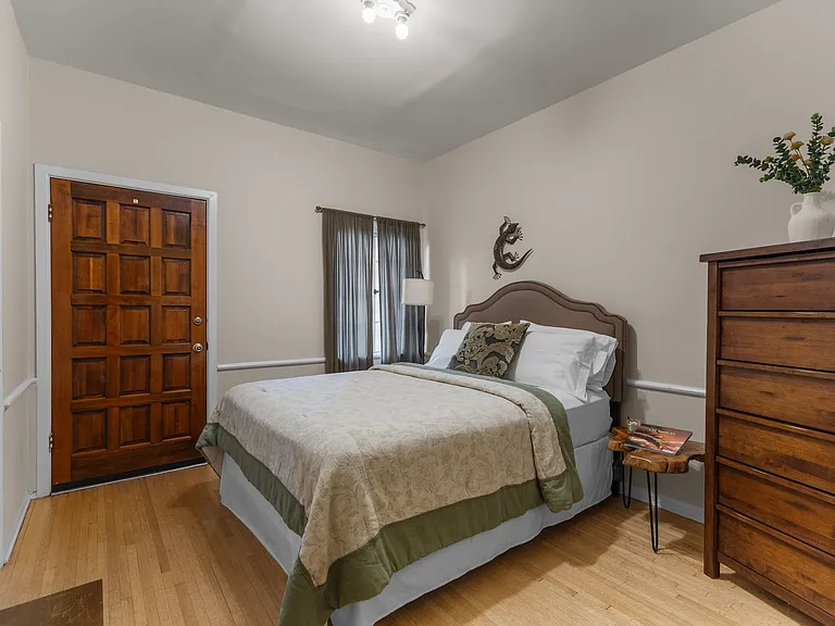 2856 Glendower Ave — Photo 2