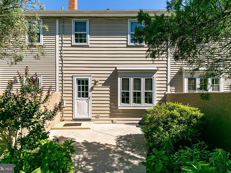139 E 3rd St — Photo 17