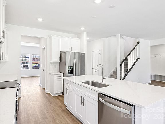 4th image of 826 Santina Ave
