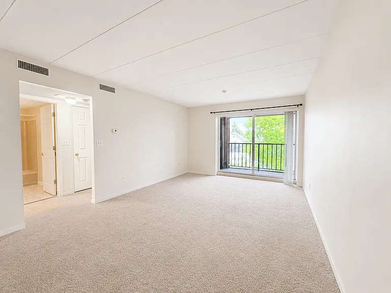 685 Main St #33 — Photo 2