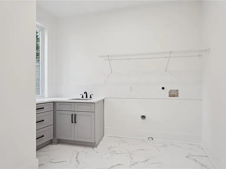 120 Thome Dr — Photo 32