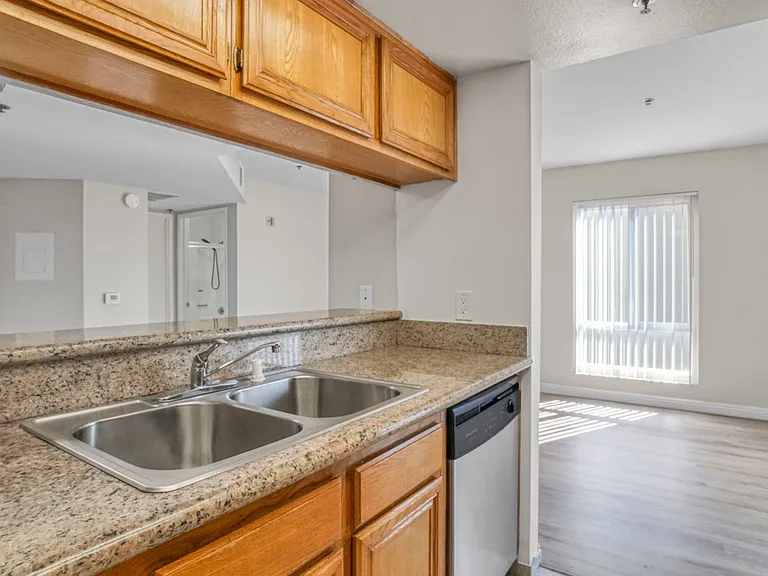511 Carondelet Apartments — Photo 5
