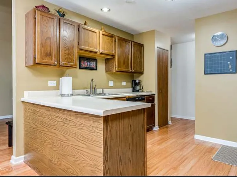 249 Brittany Dr — Photo 7