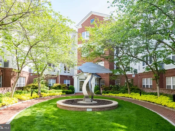 801 S Greenbrier St APT 111, Arlington, VA 22204