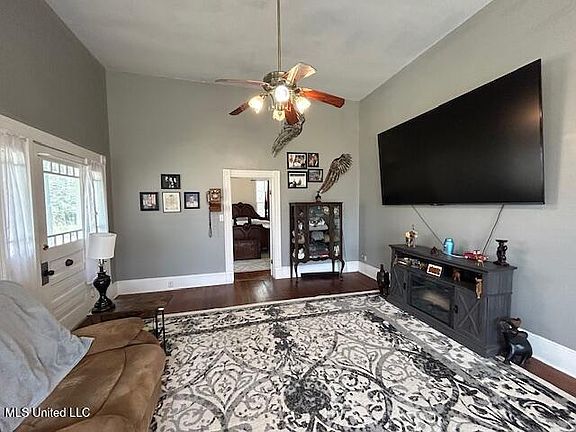 4th image of 588 Union St