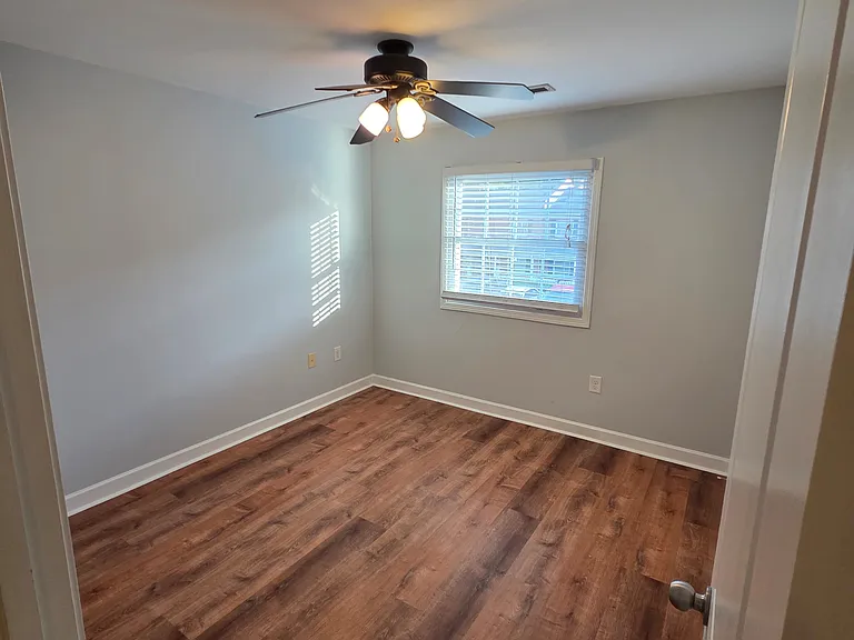 1215 Green Oaks Ln — Photo 8