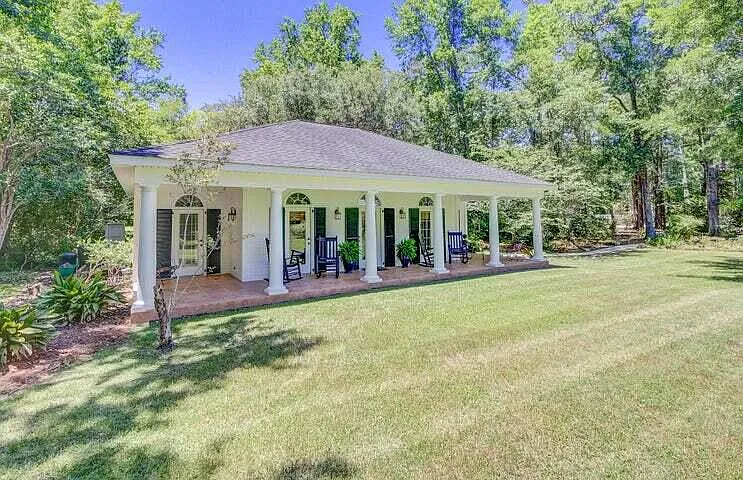 204 Salisbury Dr — Photo 2