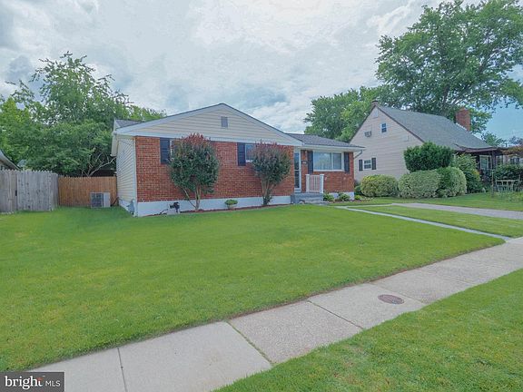 5th image of 1121 Leonard Dr