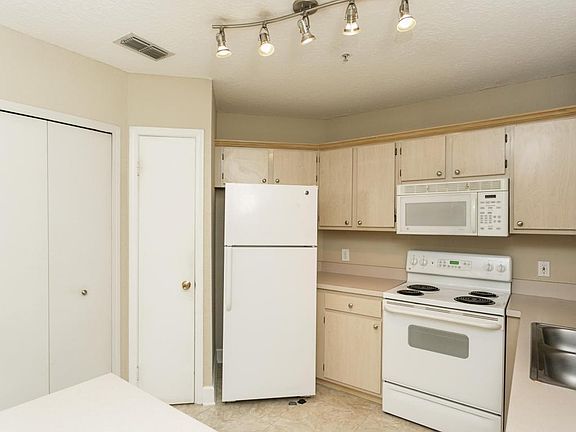 5th image of 1701 The Greens Way APT 522