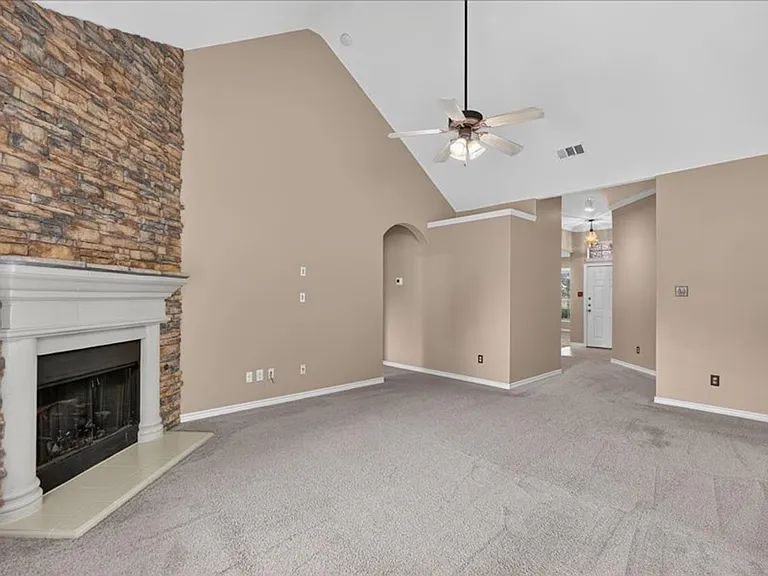 5912 Meadowglen Dr — Photo 3