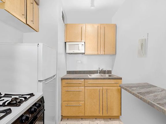 4th image of 301 E 63rd St APT 2D