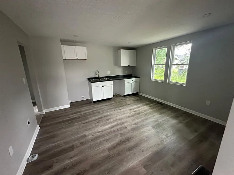 1109 E Kirby Ave Whim & Proper, LLC) — Photo 8