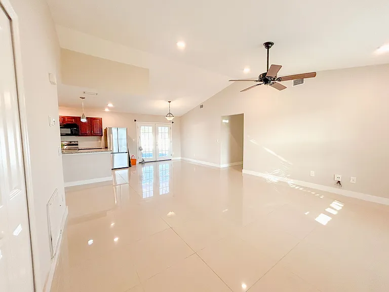 967 SW Aviation Ave — Photo 5