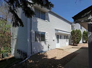 2279 Pond Ave E, Maplewood, MN 55119