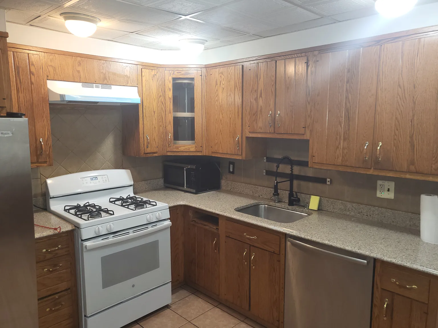 5 bed, 1422 sqft, $2,500 — Photo 2