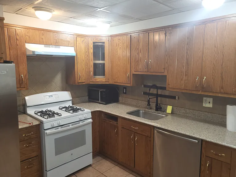100 Park Ln — Photo 2