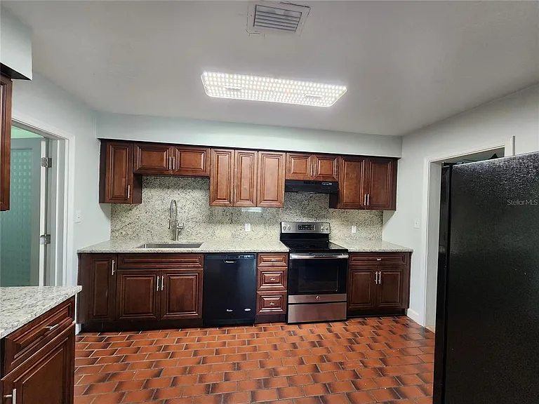 1014 NE 10th Pl — Photo 26